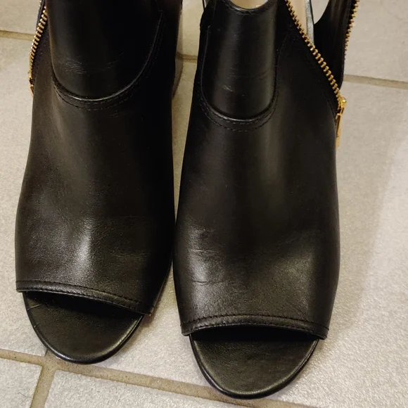 Cole Haan black leather Ankle Bootie Size 7 - Like new worn once - Picture 2 of 2
